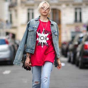 Hot trend na lato 2021: t-shirty z minimalistycznymi napisami. Dowiedz się, jak je nosić!