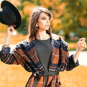 Paski do płaszcza? Ten trend jest hitem! Zobacz, jak nosić modny dodatek w stylizacjach