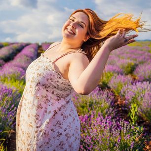 Modne sukienki plus size na lato 2024. Są zgodne z trendami i idealnie leżą na puszystej figurze