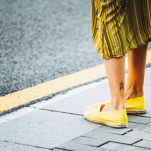 Nie wiesz, jak nosić espadryle? Te stylizacje odtworzysz w pięć minut