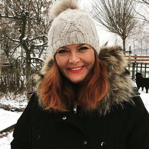 Tak szalała na stoku 64-letnia Dowbor. Uwagę przykuła jej nietypowa stylówka. Jak się okazuje, jest idealna do zimowych aktywności