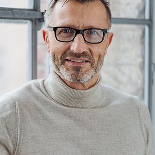 Najmodniejsze swetry męskie na jesień i zimę 2022/2023. Jakie fasony się teraz nosi?