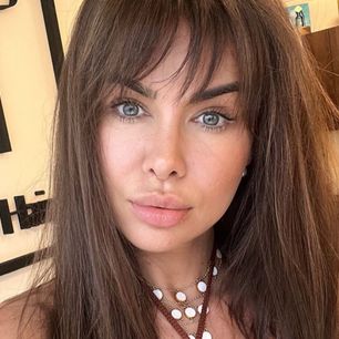 Teściowa Natalii Siwiec w najmodniejszej bluzce dla dojrzałych. 60-latki muszą mieć to w szafie