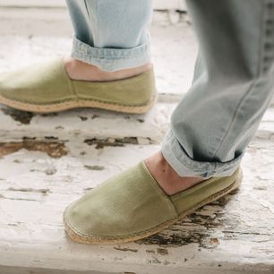 Tak nosimy espadryle męskie w stylizacjach na lato 2024. Lepszych zestawów nie znajdziesz
