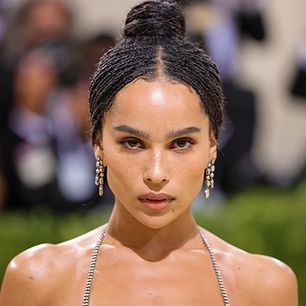 Stylizacje inspirowane outfitami Zoë Kravitz za mniej niż 100 zł? To możliwe z Domodi.pl!