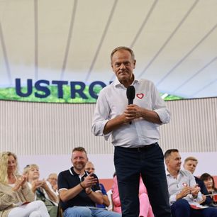 Tak Donald Tusk nosi koszule. Ważny jest jeden szczegół