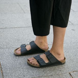 Sklepy wyprzedają kultowe Birkenstocki. Włożysz do sukienki i jeansów