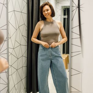 To te modne jeansy damskie podbijają trendy 2024. Będziesz zaskoczona, jakie fasony się teraz nosi