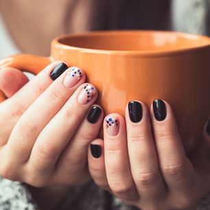 Modne paznokcie na jesień 2023. Sześć najlepszych pomysłów na jesienny manicure w tym sezonie