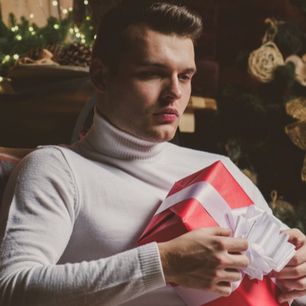 Męskie stylizacje na święta 2020. Jak się powinien ubrać na wigilię elegancki mężczyzna?
