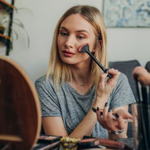 Wyparł styl „‬clean girl”. Makijaż na „‬mob wife” podbija internetowe trendy. Będzie hitem w 2024 roku