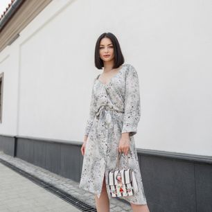 Krótkie sukienki na letnie wesele dla 40-latek. Wybrałam modele do 150 zł