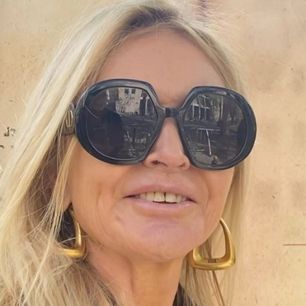 To już przesada? 66-letnia Monika Olejnik włożyła takie spodnie. Nie każda się na nie odważy
