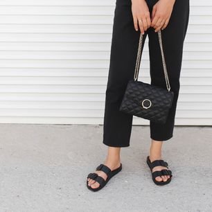 Jak nosić klapki Birkenstock? Stylizacje na lato 2024, w których będziesz chciała chodzić non stop