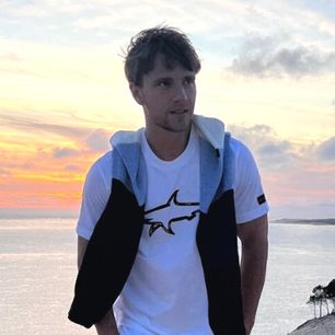Stylizacje męskie na lato 2023 – gotowe pomysły na wakacyjne outfity, które przypadną ci do gustu