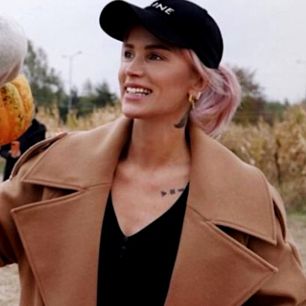 Nowa moda na Instagramie – znane „jesieniary robią sobie sesje na farmach dyniowych. Zobacz stylówki Wendzikowskiej i Bomby "