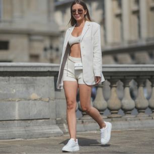 Białe sneakersy damskie w stylizacjach na wiosnę i lato 2022. [PRZEGLĄD TRENDÓW]