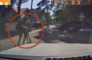 Dwóch nastolatków w szpitalu po zderzeniu e-hulajnogi z autem w Józefowie