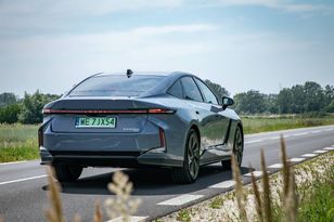 Nowy Lexus ES wchodzi do wyższej ligi. Czy to idealna limuzyna flotowa?