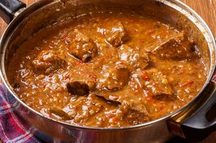 Mięso w sosie czy gulaszu będzie mięciutkie i delikatne. Tylko pamiętaj o kilku rzeczach