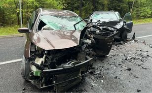 Wpadł w poślizg i zderzył się z Volvo. Dwie osoby w szpitalu