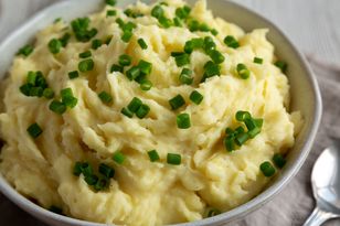 Dolej do wody, w której mają się gotować ziemniaki. Twoje puree będzie kremowe i bez grudek