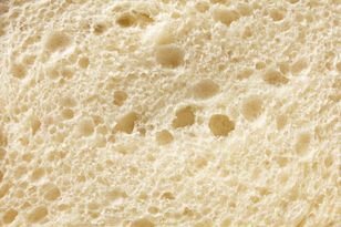 Tak upieczesz chleb bez mąki. Będzie wilgotny, sprężysty i napakowany białkiem