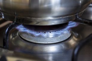 Gotujesz na gazie? Naukowcy ostrzegają przed rakotwórczym benzenem