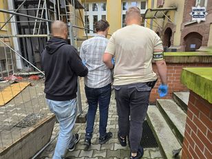 Próbował zatrzymać pijanego kierowcę. Ten ruszył z nim na masce