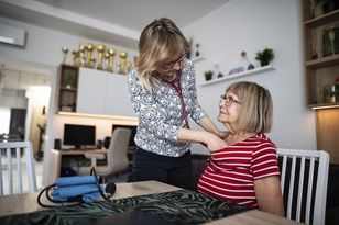 Domowa wizyta lekarska. Oto komu przysługuje