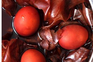 Tak zawsze gotuję jajka na pisanki. Wychodzą idealne, bo nie pękają