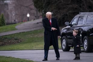 Trump "narysował" X w powietrzu. Pokazał na dziecko Muska