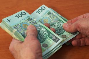 Urzędnik zamiast na konto starostwa przelewał pieniądze sobie