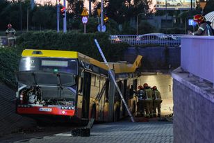 Wypadek autobusu 186 w Warszawie. Prokuratura bada dwie wersje zdarzeń