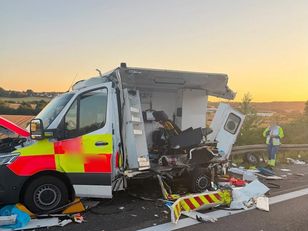 Ciężarówka uderzyła w karetkę na autostradzie A44 w Niemczech — są ranni