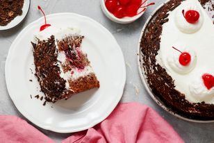 Wygląda jak z najlepszej cukierni, a zrobisz go w domu – oto przepis na tort czarny las