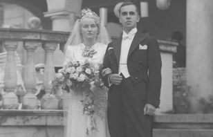 PRL-era wedding quiz – vodka ration cards, crystal gifts and wedding gate customs