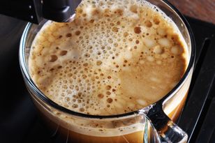 Cafe bombón: popularna hiszpańska kawa ze słodzonym mlekiem skacze glukozą