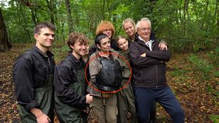 Ekipa filmowa znalazła niezwykłe skarby w fosie pałacu w Pielaszkowicach