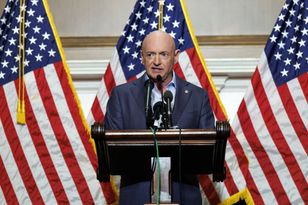 Pentagon grozi Markowi Kelly degradacją