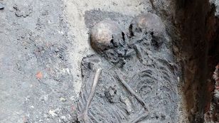 Pierwszy taki grób w Polsce. DNA ujawniło kim były zmarłe