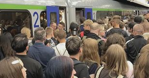 Tłok i opóźnienia w pociągach latem – czy to wina kolejarzy?
