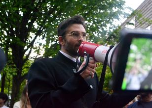 Hasan Piker przeniósł politykę na Twitcha. Republikanie wykorzystują go przeciw demokratom
