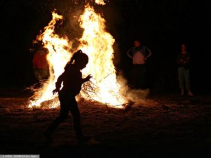 Matka z dziećmi ogrzewała się przy ognisku. Nie miała dokąd pójść