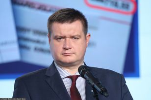 Poseł PiS wyniesiony z samolotu. Tak się teraz tłumaczy