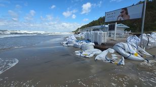 Huragan na Mierzei Wiślanej: fale do 4 m zniszczyły plaże i bary