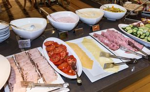 Dietitian warns against fruit juice dispensers and powdered scrambled eggs at all-inclusive buffets
