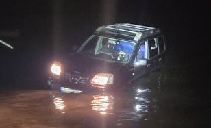 Kobieta z dzieckiem wjechała do zalewu. Interweniowały służby