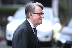 Lord Mandelson i Epstein. Wiadomo, gdzie zrobiono zdjęcie w bieliźnie