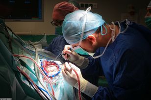 Neurochirurdzy zarabiali 26 tys. zł na godzinę — NIL zgłasza sprawę do rzecznika